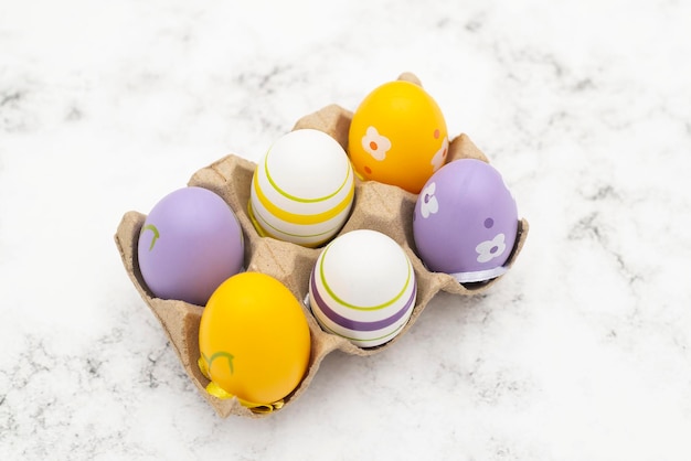 Coloridos huevos de Pascua en un puesto de huevos en el fondo de mármol