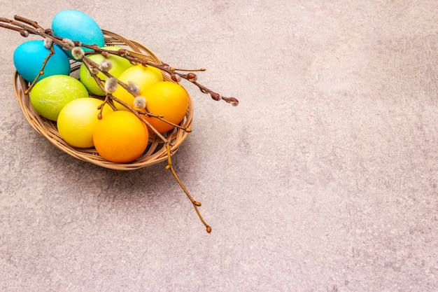 Coloridos huevos de Pascua con ramas de sauce