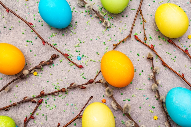 Coloridos huevos de Pascua con ramas de sauce