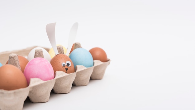 Foto coloridos huevos de pascua en rejilla en mesa