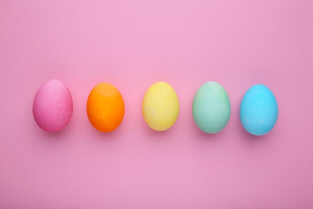 Coloridos huevos de pascua en una rosa