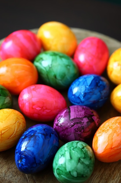 Coloridos huevos de Pascua en una superficie de madera