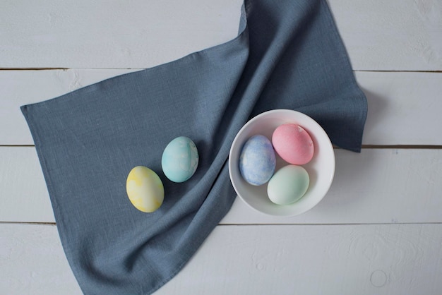 Los coloridos huevos de Pascua yacen sobre la mesa