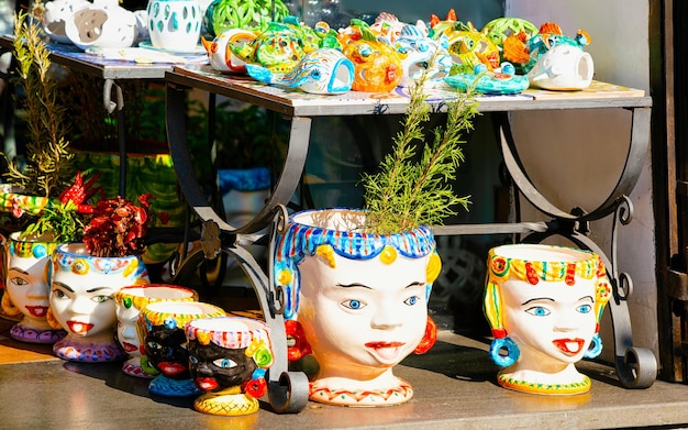 Coloridos jarrones de cerámica tradicional y recuerdos de cabeza en las tiendas y tiendas del mercado callejero en la lujosa ciudad de Positano en la costa de Amalfi en Italia en verano. Vacaciones y vacaciones en la costa Amalfitana.