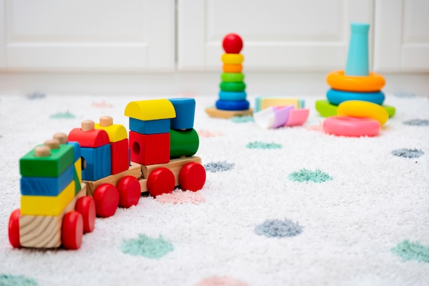 Coloridos juguetes para bebés en una alfombra