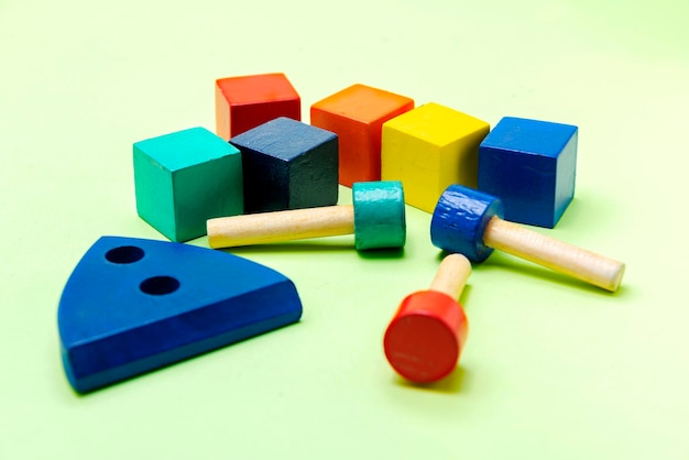coloridos juguetes de bloques de madera