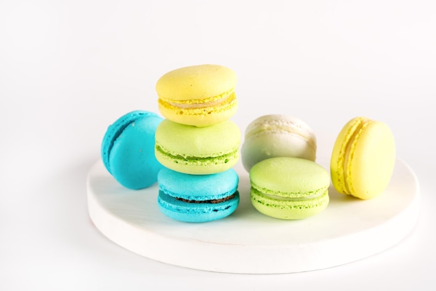 Coloridos Macarons Amarillo Azul Verde Macarons Postre Francés Sabrosos Macarons Fondo Blanco