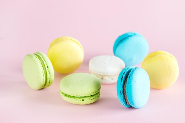 Coloridos Macarons Amarillo Azul Verde Macarons Postre Francés Sabrosos Macarons Fondo Rosa