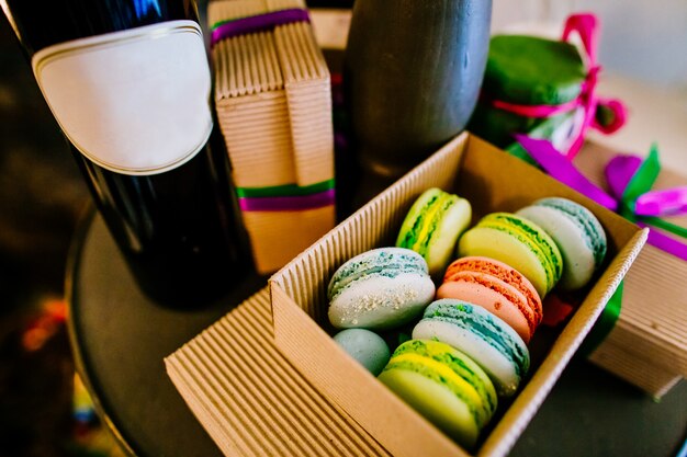 Coloridos macarons en caja