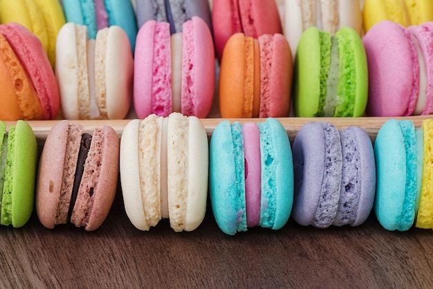 Coloridos macarons en una fila