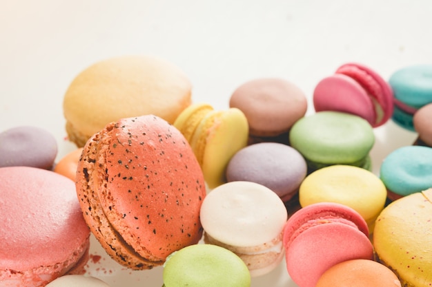 Coloridos macarons franceses sobre fondo blanco