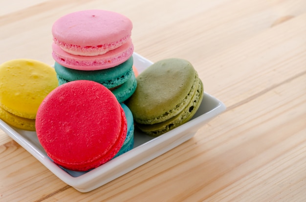 Coloridos macarons en mesa de madera