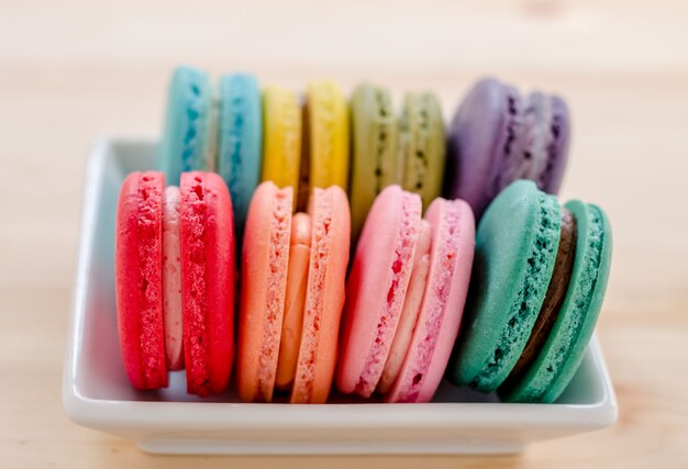 Coloridos macarons en mesa de madera