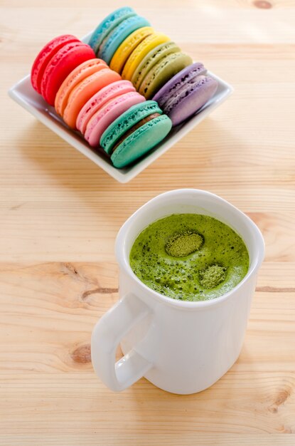 Coloridos macarons y té verde