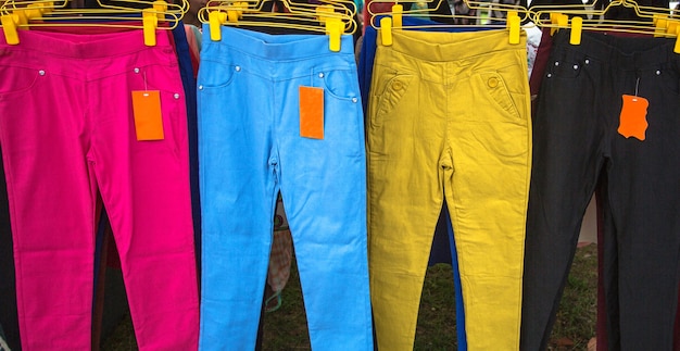 Foto coloridos pantalones femeninos en el mercado