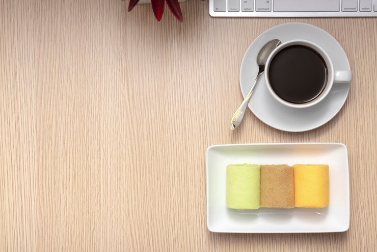 Foto coloridos pasteles y café sobre fondo de madera de patrón