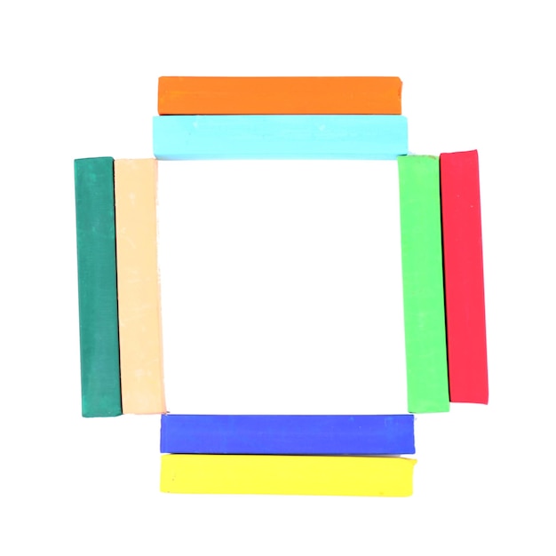 Los coloridos pasteles de tiza aislados en blanco