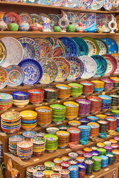 Coloridos platos de cerámica turca tradicional tazones platos tazas en la tienda de souvenirs del Gran Bazar