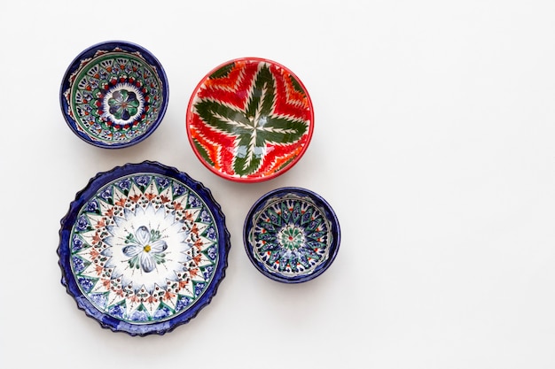 Coloridos platos y cuencos de cerámica oriental con pared de luz de diseño nacional