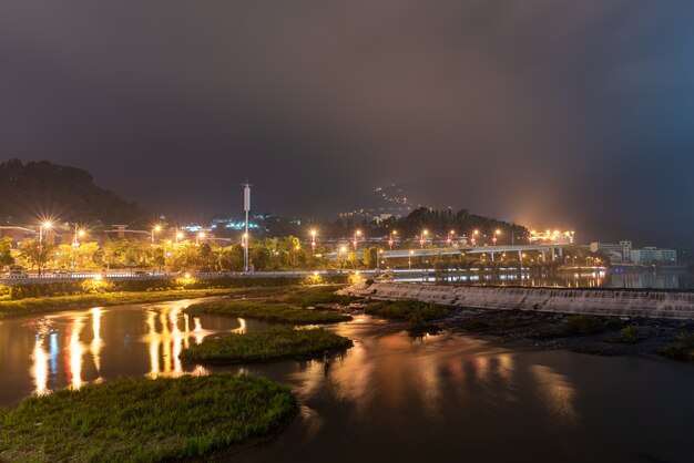 Coloridos ríos y ciudades de noche.