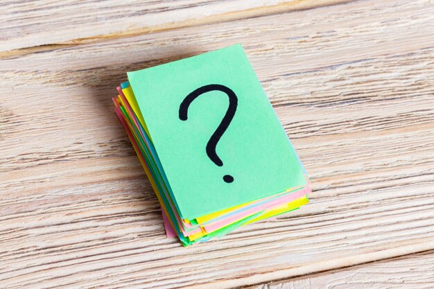Coloridos signos de interrogación escritos recordatorios entradas. preguntar o concepto de negocio