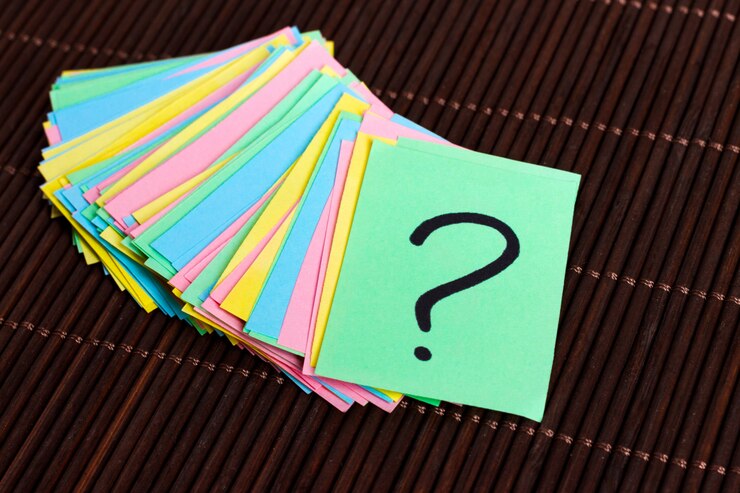 Foto coloridos signos de interrogación recordatorios escritos boletos