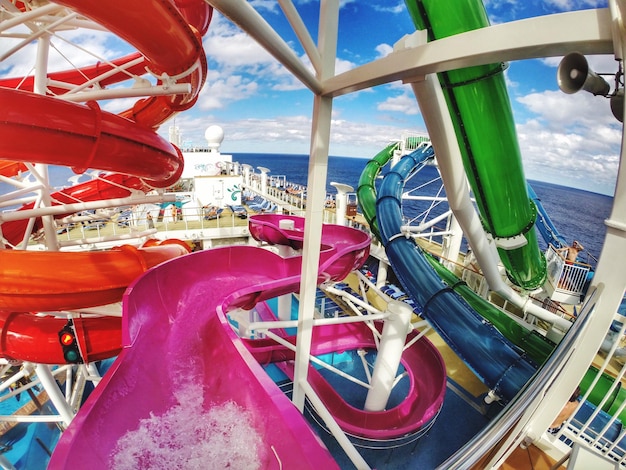 Foto coloridos toboganes de agua en un crucero en el mar