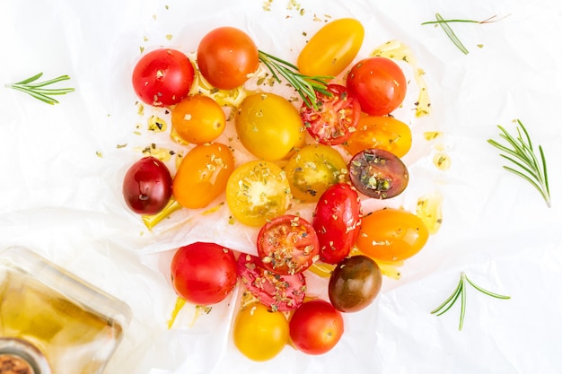 Coloridos tomates cherry (rojo, granate y amarillo), frescos y crudos.