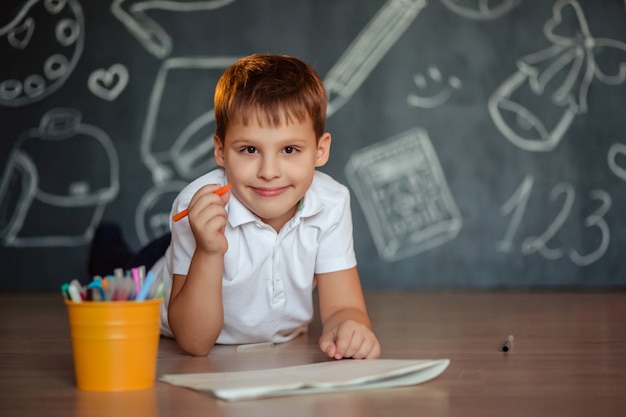 Colorir de menino de estudante de escola primária