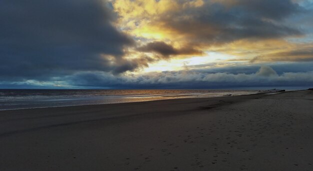 Foto colorosa puesta de sol en las orillas del mar de barents varandey ártico rusia