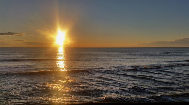 Colorosa puesta de sol en las orillas del mar de Barents Varandey Ártico Rusia