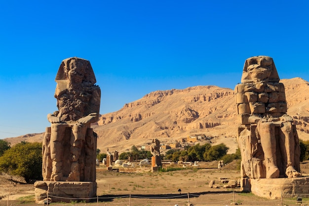 Colosos de Memnón, dos enormes estatuas de piedra del faraón Amenhotep III en Luxor, Egipto