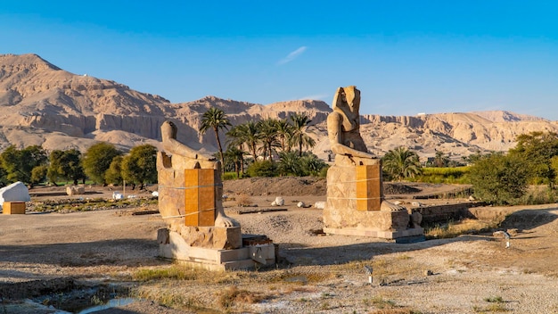 Los Colosos de Memnon, dos enormes estatuas de piedra del faraón Amenhotep III, que reinó en Egipto durante la dinastía XVIII.