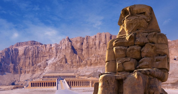 Colosos de Memnon Luxor Tebas con el telón de fondo del amanecer en Egipto