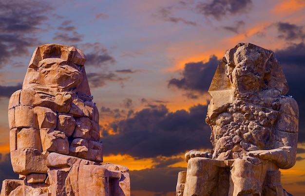 Colosos de Memnon Luxor Tebas con el telón de fondo del amanecer en Egipto