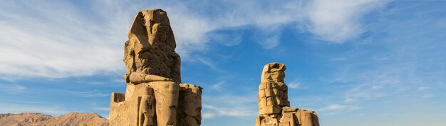 Colosos de Memnon Luxor Tebas con el telón de fondo del amanecer en Egipto