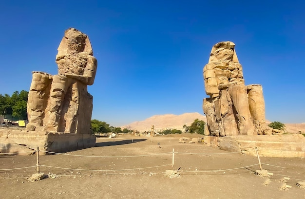 Colossi de Memnon dos estatuas masivas de piedra que representan al faraón Luxor Egipto