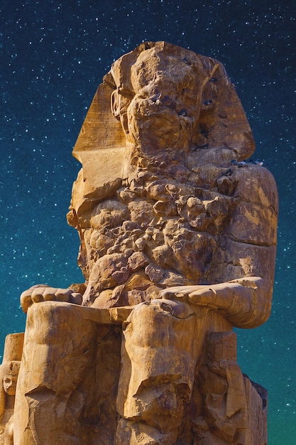 Colossos de Memnon Luxor Tebas contra o pano de fundo do amanhecer no Egito