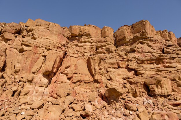 Coloured Canyon es una formación rocosa en la península del sur de Sinaí (Egipto). Rocas del desierto de fondo de piedra arenisca multicolor.