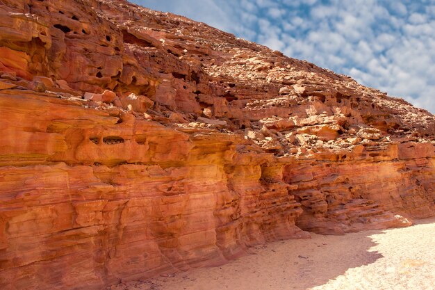 Coloured Canyon es una formación rocosa en la península del sur de Sinaí (Egipto). Rocas del desierto de fondo de piedra arenisca multicolor.