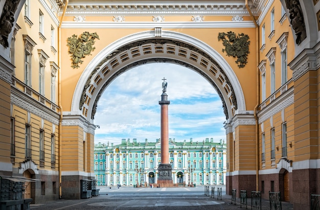 Columna de Alejandría con un ángel en la Plaza del Palacio en San Petersburgo