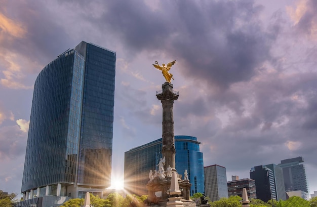 Foto columna del ángel de la independencia de méxico cerca del centro financiero y el zócalo de la ciudad de méxico