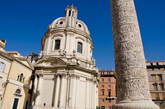 Columna e iglesia de Trajano en Roma Italia