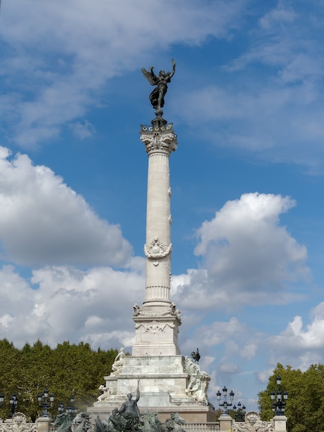 Columna con la Estatua de la Libertad rompiendo sus cadenas en la cima del Monumento a los Girondinos