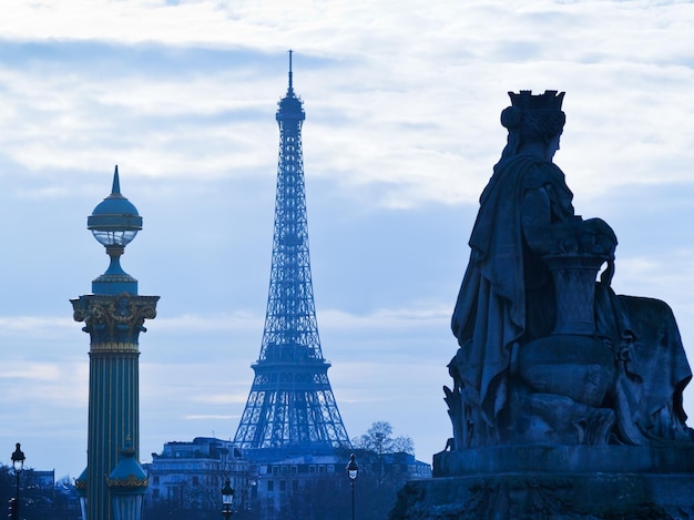 Columna de estatua y Torre Eiffel en París