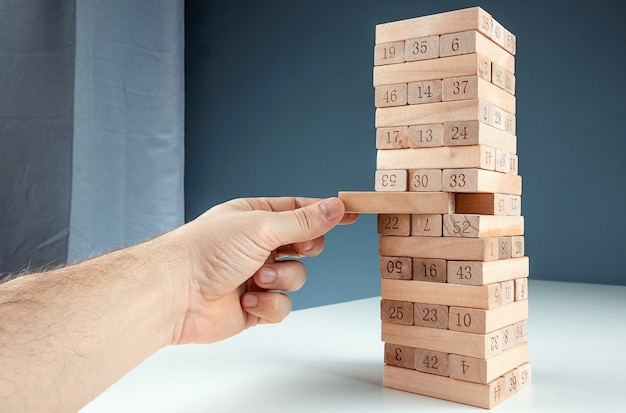 Columna juego jenga. El concepto de hipoteca, riesgos de inversión, crisis económica, inestabilidad económica.