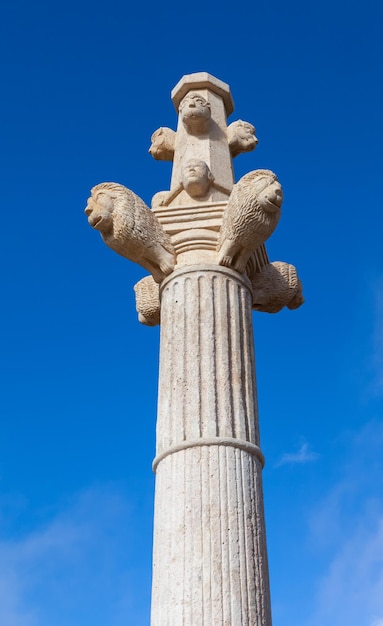 Columna de piedra de orden dórico jónico y corintio en una ciudad medieval española