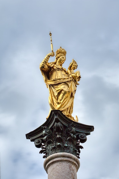 La columna de Santa María, Mariensaeule en la plaza Marienplatz sobre un fondo de cielo nublado gris, Munich, Baviera, Alemania