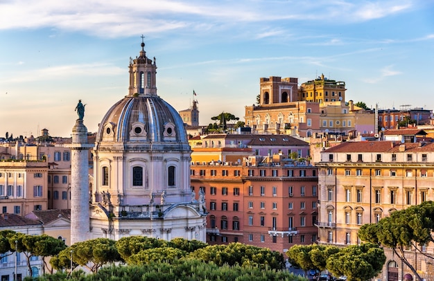 Columna de Trajano y Santissimo Nome di Maria al Foro Traiano Church en Roma