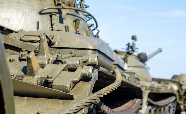 Una columna de vehículos blindados y tanques Equipo militar y tropas de las Fuerzas Armadas Nacionales